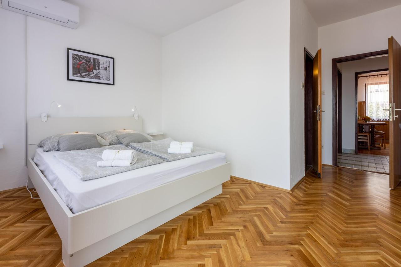 Arya Apartment