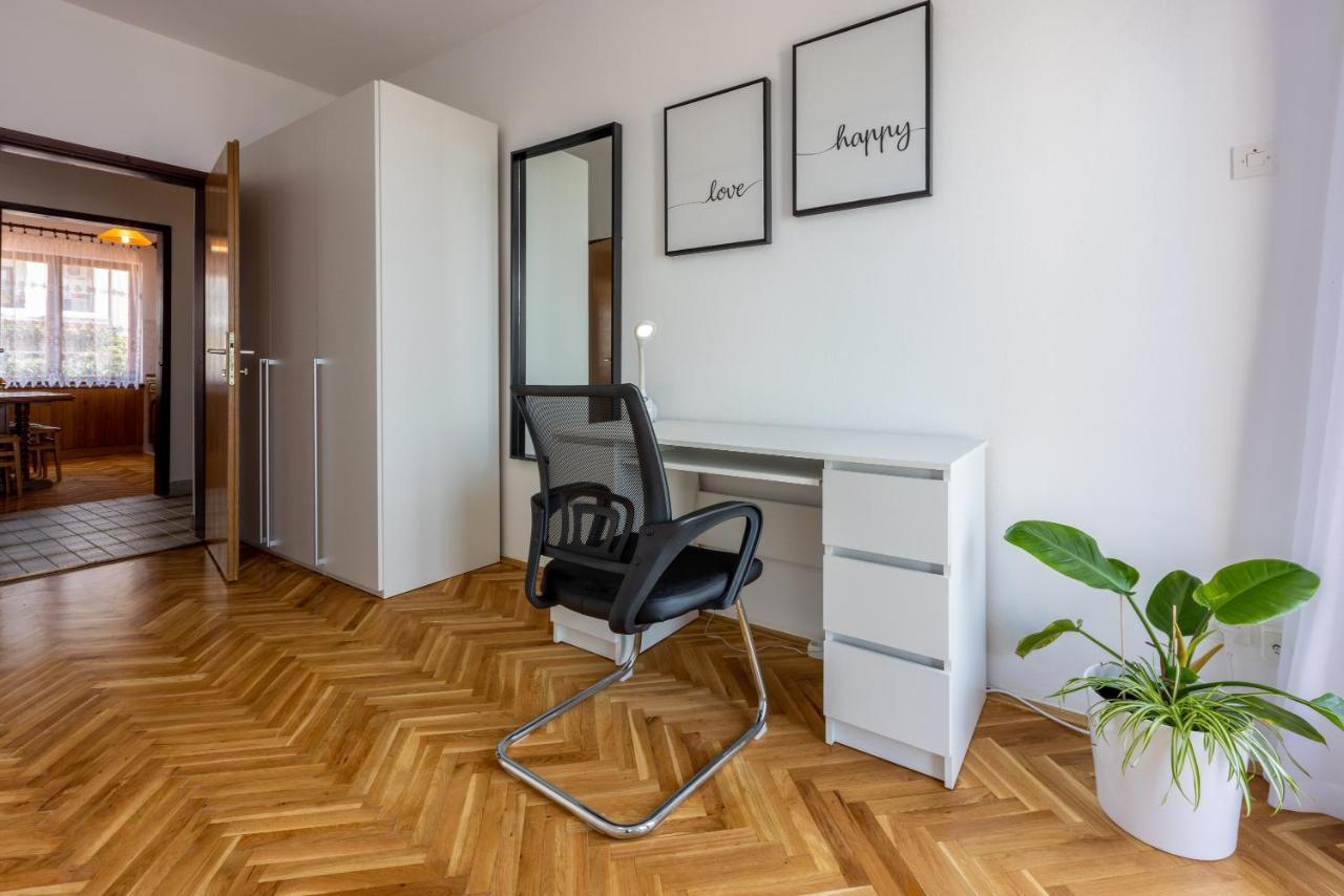 Arya Apartment *